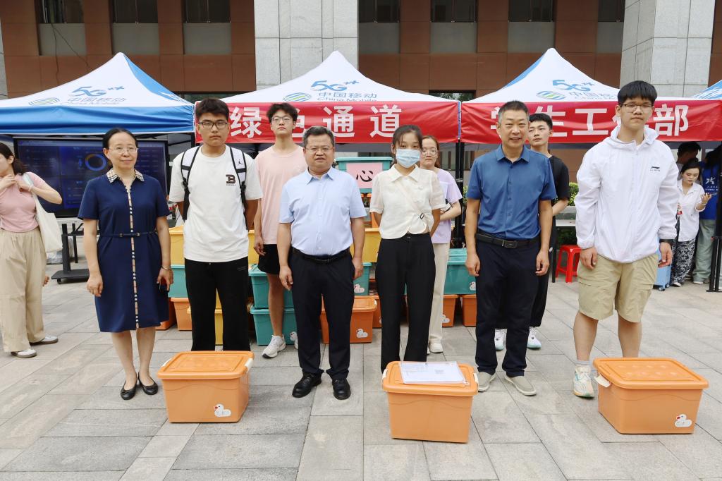 学校领导走访迎新现场